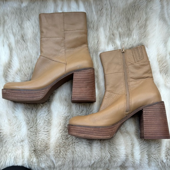 NWOT Lucky Omarey Leather Boot in Distressed Natural, Size 9 - Picture 2 of 8